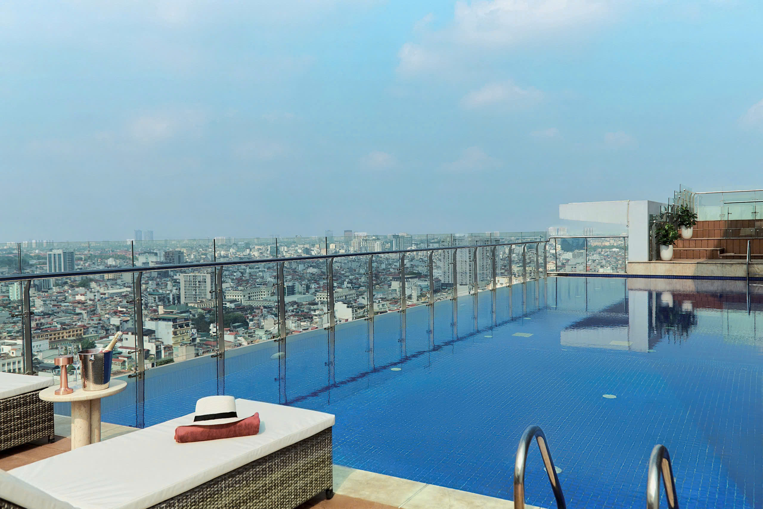 Bể bơi vô cực tầng mái